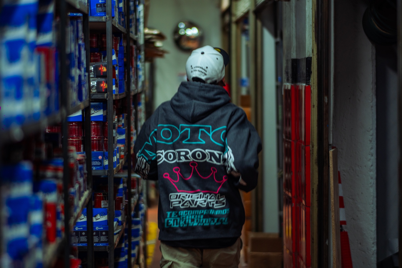 Equipo Motos Corona en la bodega