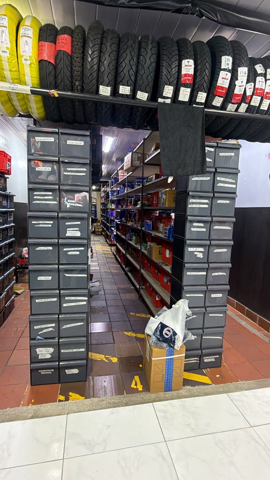 Llantas y repuestos en el almacén